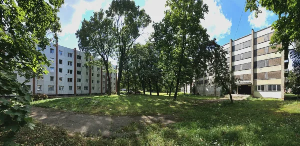 Formerly renovated Ziepju 13 (left side) and the abandoned Ziepju 11 (on the right). Credit: Riga Municipality.